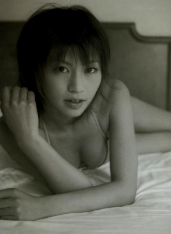 安田美沙子   PB写真集_安田美沙子《微熱》清纯泳装沙滩度假与街头活力写真[71P]第17张图片