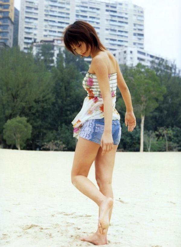 安田美沙子   PB写真集_安田美沙子《微熱》清纯泳装沙滩度假与街头活力写真[71P]第33张图片