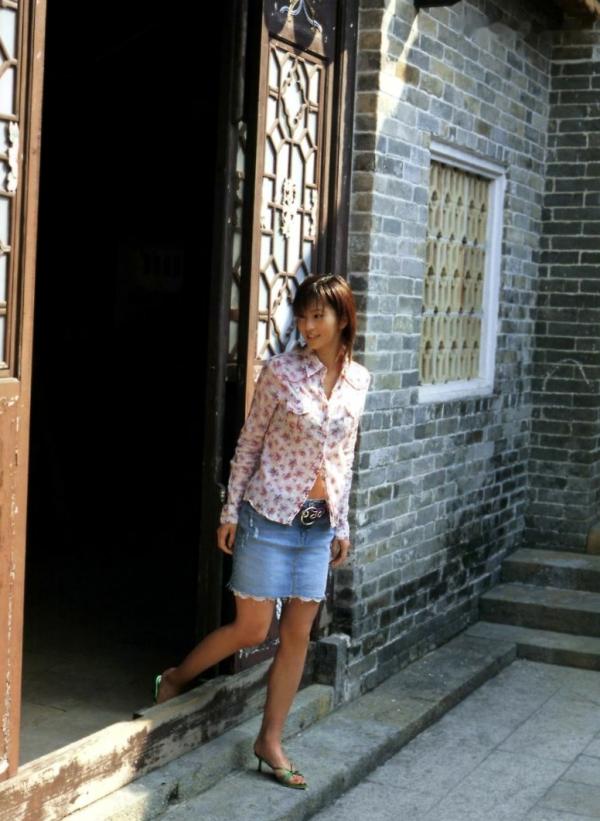 安田美沙子   PB写真集_安田美沙子《微熱》清纯泳装沙滩度假与街头活力写真[71P]第55张图片