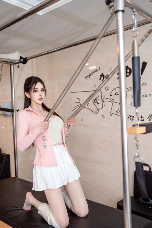 李丽莎   XR-Uncensored-李丽莎-健身房诱惑私拍-XingYan星颜社-白色短裙显身材-极致御姐互动-无圣光大尺度第8张图片