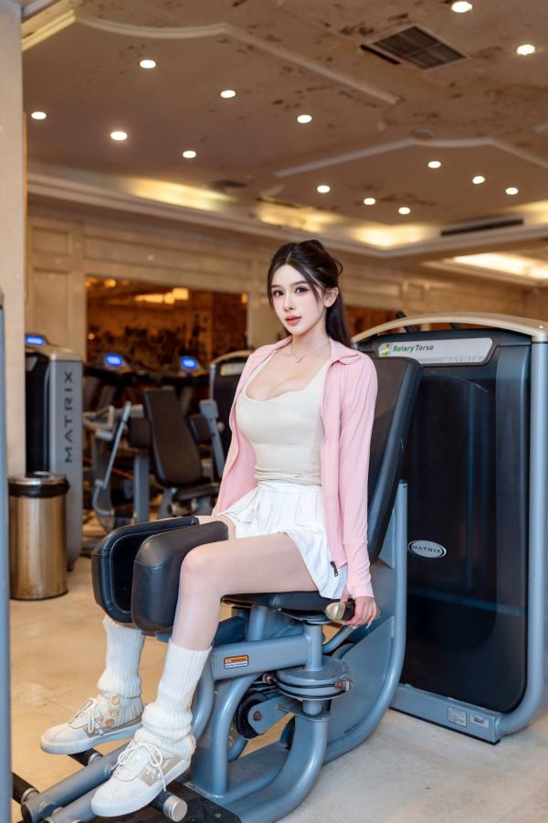 李丽莎   XR-Uncensored-李丽莎-健身房诱惑私拍-XingYan星颜社-白色短裙显身材-极致御姐互动-无圣光大尺度第11张图片