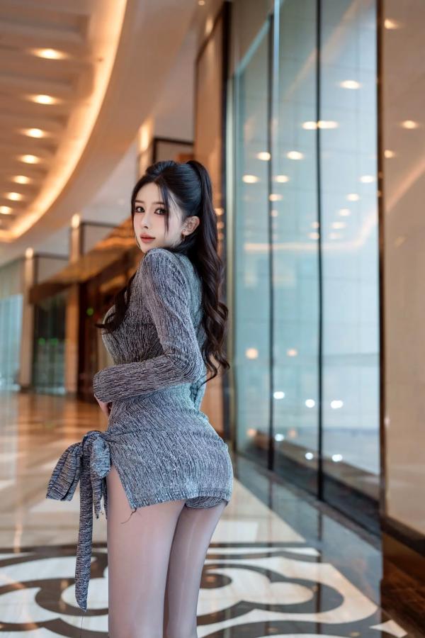 李丽莎   李丽莎 - 室内私房极致诱惑，金属质感短裙配美腿丝袜冷艳大尺度写真第88张图片