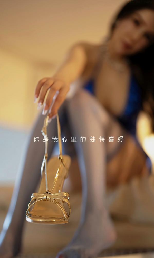 李丽莎   UGirlsApp尤果圈-李丽莎《小众喜好》卧室私房写真，身穿蓝色质感吊带裙配丝袜，尽显极致诱惑，无圣光大尺度唯美呈现第2张图片