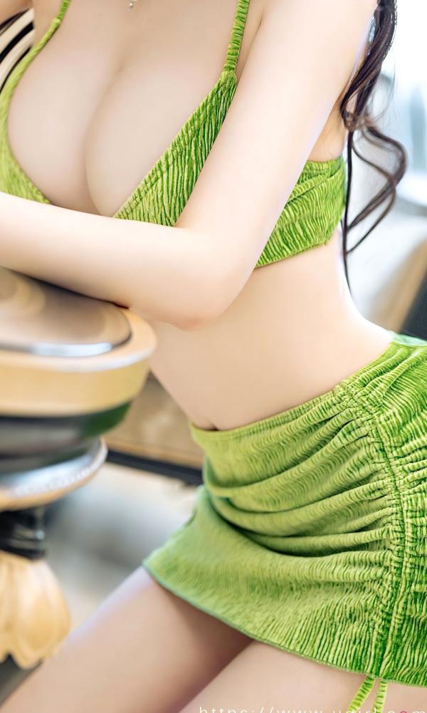 李丽莎   尤果圈李丽莎-《箴言》：翠绿比基尼极致诱惑，尽显丰盈傲人身姿，室内写真尽展迷人性感气质第10张图片