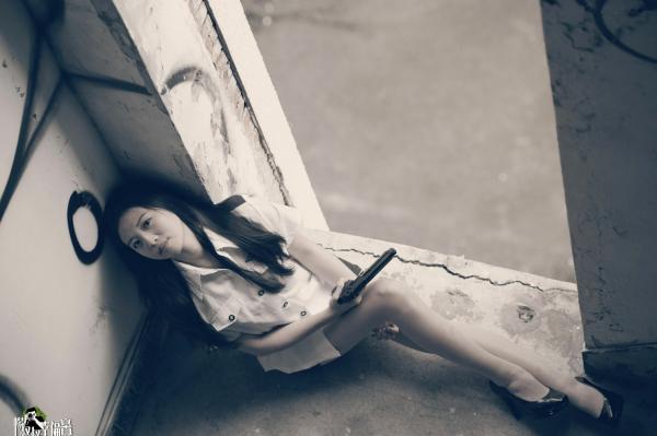 徐子琦   台湾正妹Anna与好友演绎双模女警实战系列，废墟涂鸦背景下的极致制服诱惑写真第41张图片