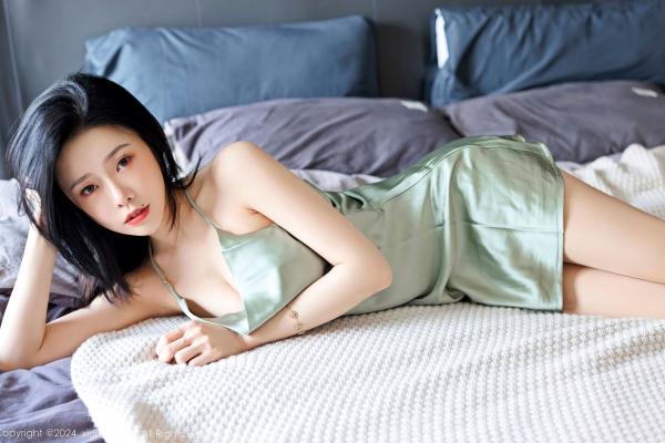 李凯诗 luvian本能  秀人网luvian本能私房写真：红色性感内衣与浅绿色吊带裙交织，极致身材展现诱惑魅力第6张图片