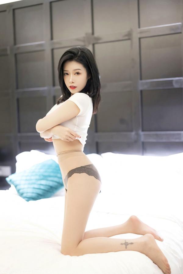 李凯诗 luvian本能  IMiss爱蜜社-777-Luvian：清纯白衬衫黑短裙职场OL制服诱惑，极致美腿与腰间纹身尽显成熟韵味，2024.08.14最新无圣光私房写真第20张图片