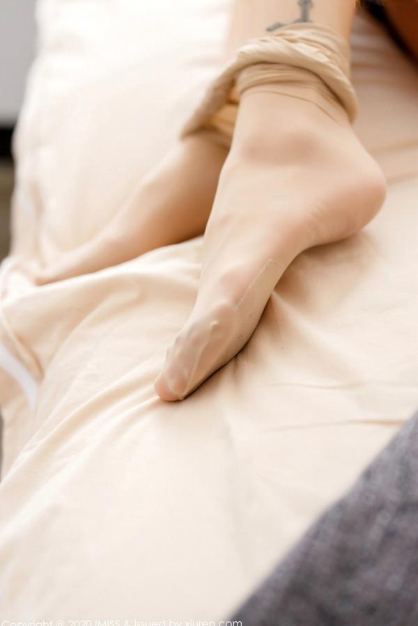 李凯诗 luvian本能  IMiss爱蜜社-469-Luvian居家私房写真，粉色内衣勾勒曼妙曲线，清纯甜美与性感诱惑相得益彰第28张图片