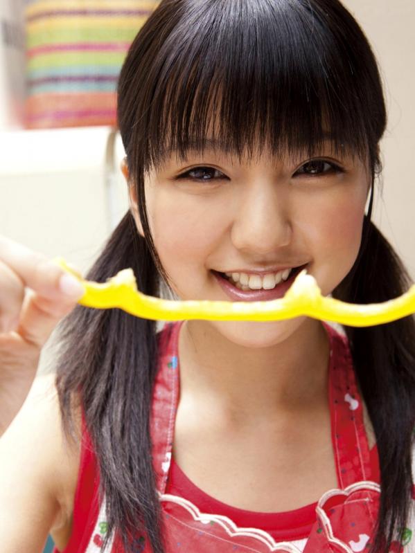 真野恵里菜 真野惠里菜  Sabra杂志真野恵里菜《Autumn Breeze》个人高清写真集，清纯校服与清新简约少女风格，治愈系甜美笑容图集第1张图片