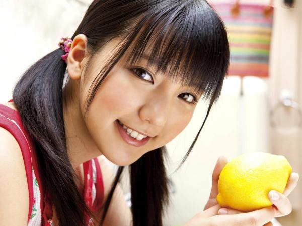 真野恵里菜 真野惠里菜  Sabra杂志真野恵里菜《Autumn Breeze》个人高清写真集，清纯校服与清新简约少女风格，治愈系甜美笑容图集第3张图片