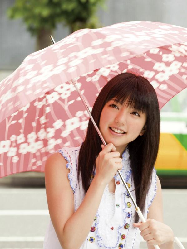 真野恵里菜 真野惠里菜  Sabra杂志真野恵里菜《Autumn Breeze》个人高清写真集，清纯校服与清新简约少女风格，治愈系甜美笑容图集第15张图片