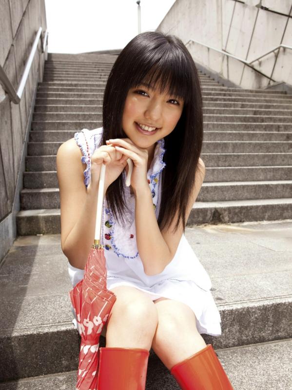 真野恵里菜 真野惠里菜  Sabra杂志真野恵里菜《Autumn Breeze》个人高清写真集，清纯校服与清新简约少女风格，治愈系甜美笑容图集第20张图片