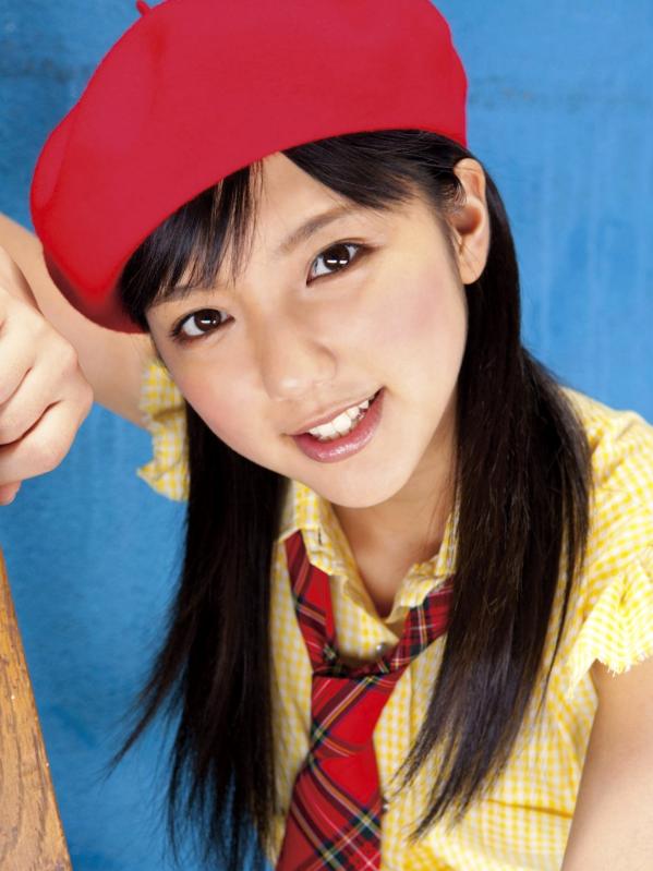 真野恵里菜 真野惠里菜  Sabra杂志真野恵里菜《Autumn Breeze》个人高清写真集，清纯校服与清新简约少女风格，治愈系甜美笑容图集第25张图片