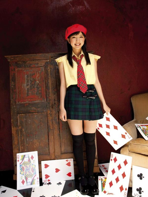 真野恵里菜 真野惠里菜  Sabra杂志真野恵里菜《Autumn Breeze》个人高清写真集，清纯校服与清新简约少女风格，治愈系甜美笑容图集第28张图片