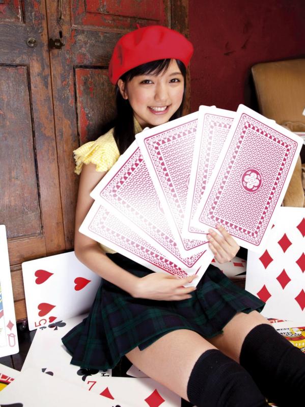 真野恵里菜 真野惠里菜  Sabra杂志真野恵里菜《Autumn Breeze》个人高清写真集，清纯校服与清新简约少女风格，治愈系甜美笑容图集第30张图片