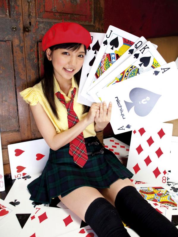 真野恵里菜 真野惠里菜  Sabra杂志真野恵里菜《Autumn Breeze》个人高清写真集，清纯校服与清新简约少女风格，治愈系甜美笑容图集第32张图片