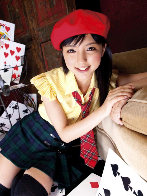 真野恵里菜 真野惠里菜  Sabra杂志真野恵里菜《Autumn Breeze》个人高清写真集，清纯校服与清新简约少女风格，治愈系甜美笑容图集第33张图片