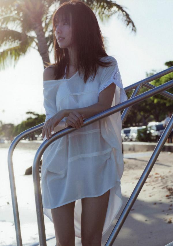真野恵里菜 真野惠里菜  真野恵里菜《Escalation》写真集：火辣泳池比基尼，演绎夏日清纯与性感诱惑，尽显曼妙身姿与治愈女神魅力第4张图片