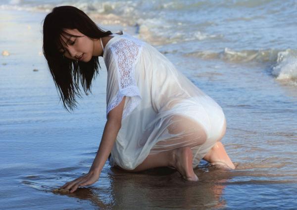 真野恵里菜 真野惠里菜  真野恵里菜《Escalation》写真集：火辣泳池比基尼，演绎夏日清纯与性感诱惑，尽显曼妙身姿与治愈女神魅力第5张图片