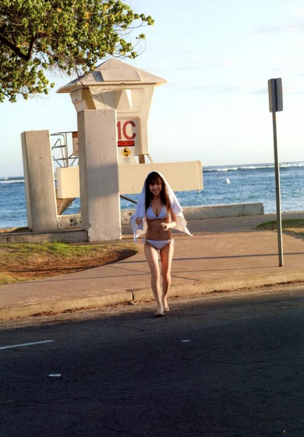 真野恵里菜 真野惠里菜  真野恵里菜《Escalation》写真集：火辣泳池比基尼，演绎夏日清纯与性感诱惑，尽显曼妙身姿与治愈女神魅力第9张图片