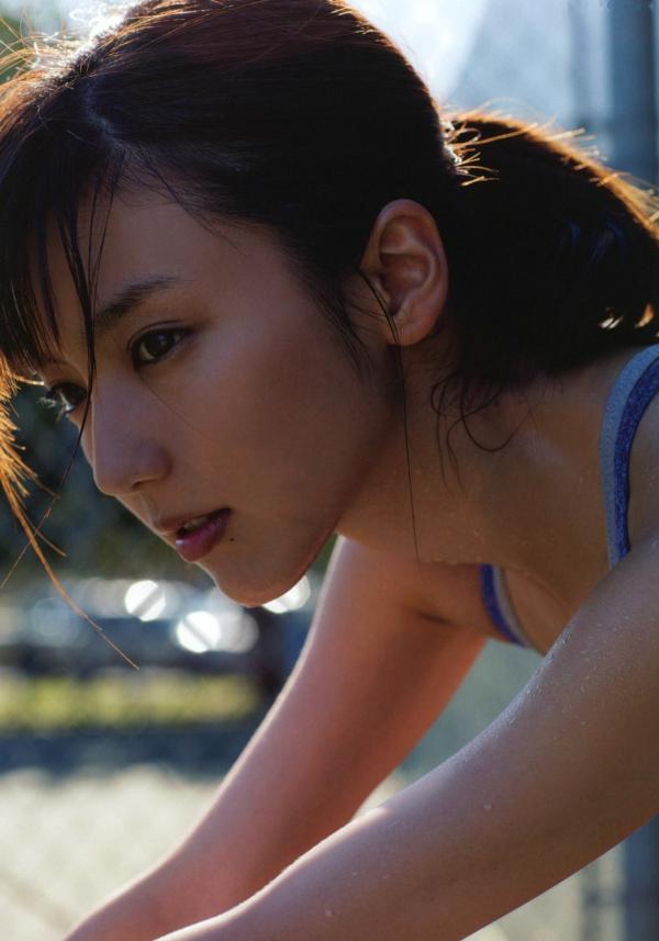 真野恵里菜 真野惠里菜  真野恵里菜《Escalation》写真集：火辣泳池比基尼，演绎夏日清纯与性感诱惑，尽显曼妙身姿与治愈女神魅力第53张图片