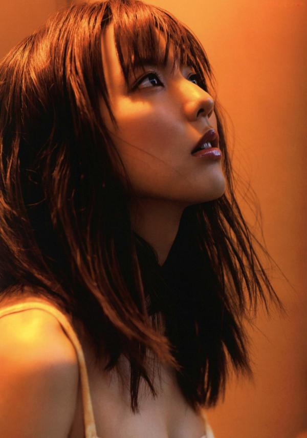 真野恵里菜 真野惠里菜  真野恵里菜《Escalation》写真集：火辣泳池比基尼，演绎夏日清纯与性感诱惑，尽显曼妙身姿与治愈女神魅力第65张图片