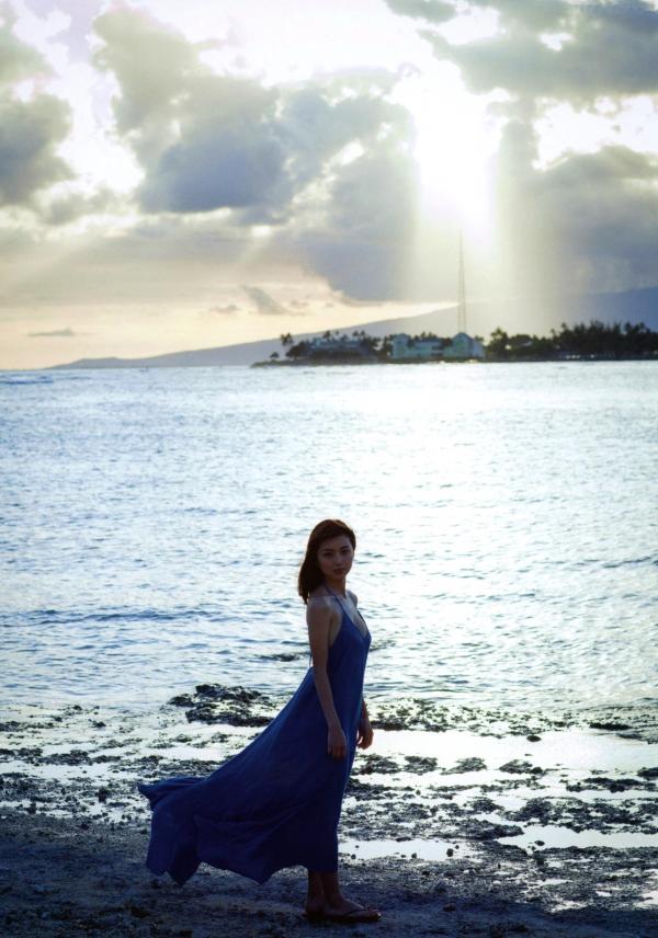 真野恵里菜 真野惠里菜  真野恵里菜《Escalation》写真集：火辣泳池比基尼，演绎夏日清纯与性感诱惑，尽显曼妙身姿与治愈女神魅力第66张图片