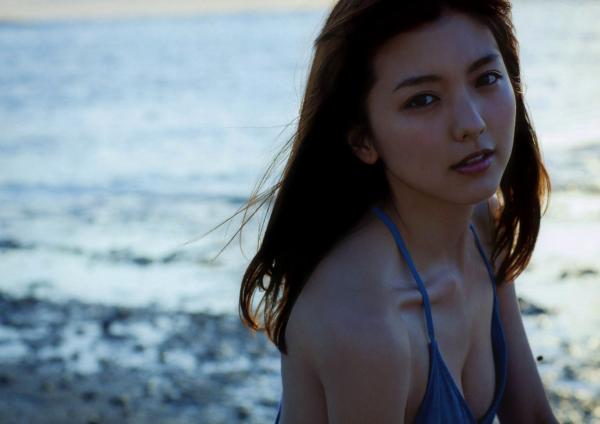 真野恵里菜 真野惠里菜  真野恵里菜《Escalation》写真集：火辣泳池比基尼，演绎夏日清纯与性感诱惑，尽显曼妙身姿与治愈女神魅力第67张图片