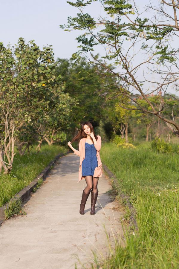 張齊郡 张齐郡  超跑女神大眼正妹张齐郡JULIE踏青外拍第105张图片