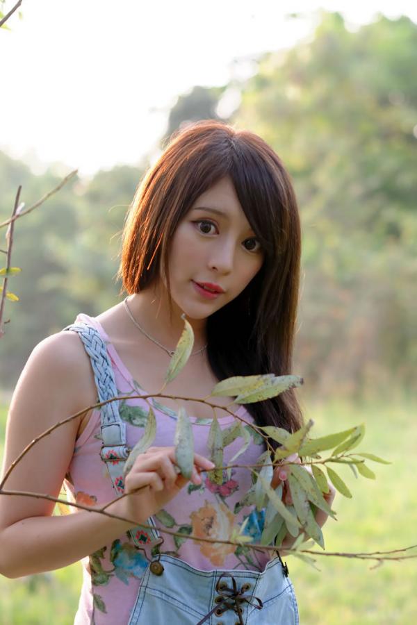 張齊郡 张齐郡  超跑女神大眼正妹张齐郡JULIE踏青外拍第119张图片