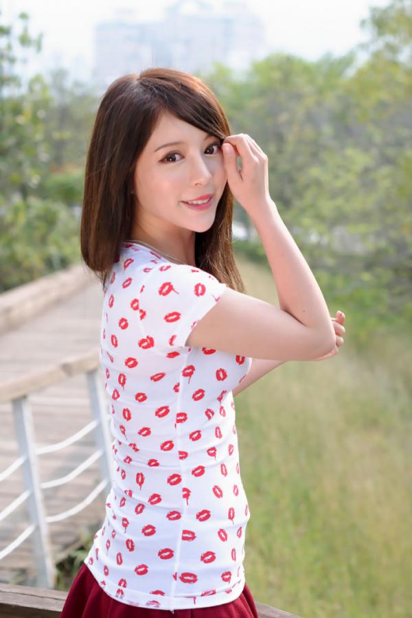張齊郡 张齐郡  超跑女神大眼正妹张齐郡JULIE踏青外拍第128张图片