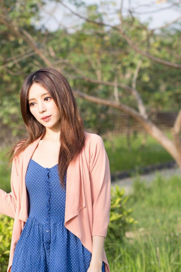張齊郡 张齐郡  超跑女神大眼正妹张齐郡JULIE踏青外拍第138张图片