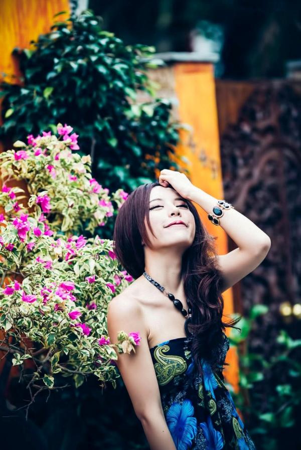 張齊郡 张齐郡  台湾大眼正妹张齐郡《炫彩外拍》清新街拍写真集，清纯甜美气质出众，尽显灵动户外女神魅力第18张图片