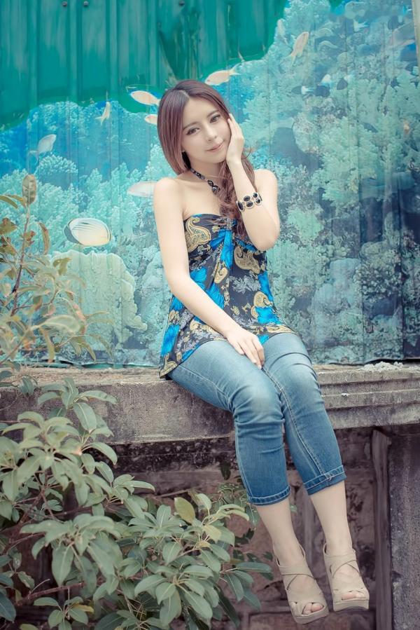 張齊郡 张齐郡  台湾大眼正妹张齐郡《炫彩外拍》清新街拍写真集，清纯甜美气质出众，尽显灵动户外女神魅力第19张图片