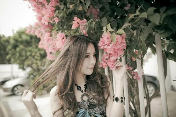 張齊郡 张齐郡  台湾大眼正妹张齐郡《炫彩外拍》清新街拍写真集，清纯甜美气质出众，尽显灵动户外女神魅力第31张图片