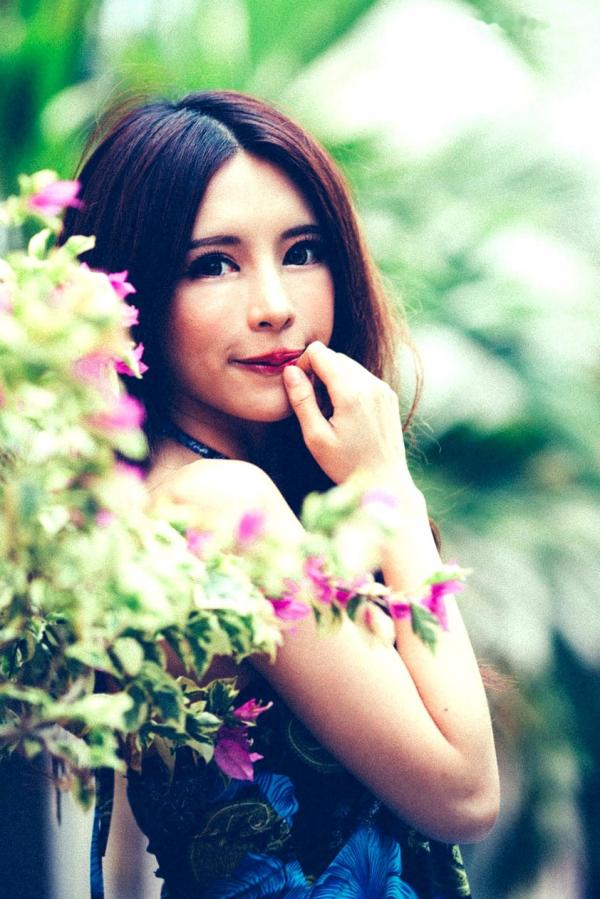 張齊郡 张齐郡  台湾大眼正妹张齐郡《炫彩外拍》清新街拍写真集，清纯甜美气质出众，尽显灵动户外女神魅力第48张图片