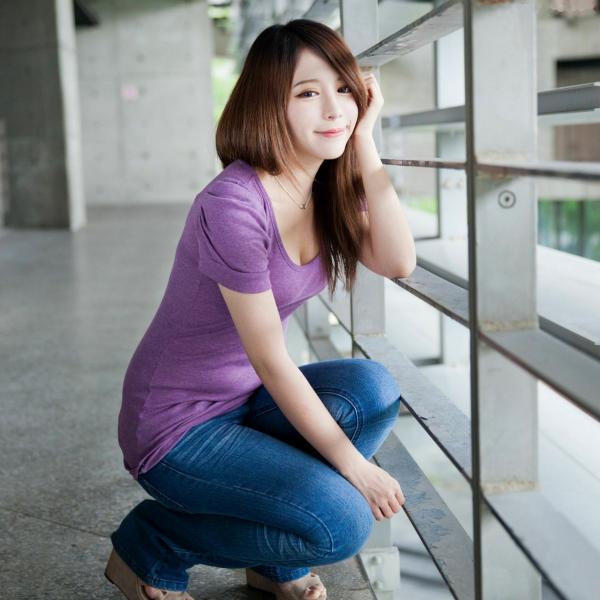 張齊郡 张齐郡  台湾正妹张齐郡《2013-JuLie玉美人!》写真集：墨绿连衣短裙黑丝美腿唯美私房第10张图片