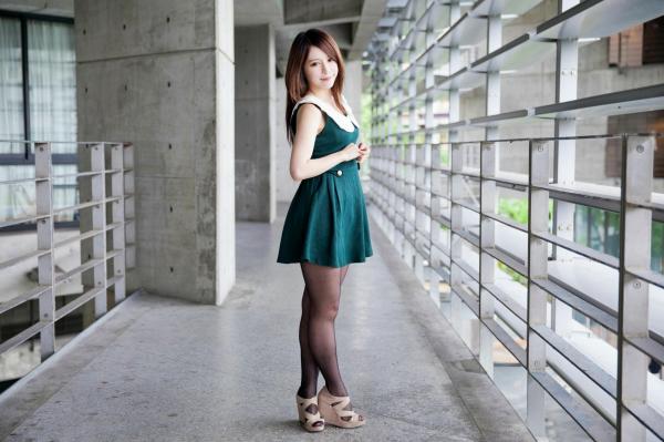 張齊郡 张齐郡  台湾正妹张齐郡《2013-JuLie玉美人!》写真集：墨绿连衣短裙黑丝美腿唯美私房第40张图片