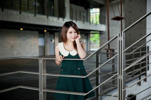 張齊郡 张齐郡  台湾正妹张齐郡《2013-JuLie玉美人!》写真集：墨绿连衣短裙黑丝美腿唯美私房第43张图片