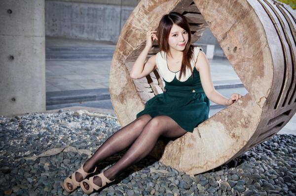 張齊郡 张齐郡  台湾正妹张齐郡《2013-JuLie玉美人!》写真集：墨绿连衣短裙黑丝美腿唯美私房第48张图片