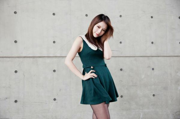 張齊郡 张齐郡  台湾正妹张齐郡《2013-JuLie玉美人!》写真集：墨绿连衣短裙黑丝美腿唯美私房第51张图片