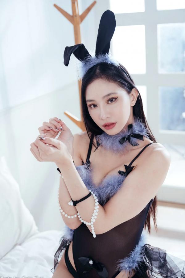 紫琪   Jessie - 黑丝兔女郎私房制服诱惑，纯净卧室内的性感角色扮演大片第47张图片