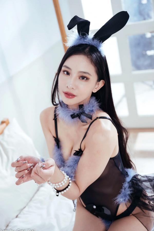 紫琪   Jessie - 黑丝兔女郎私房制服诱惑，纯净卧室内的性感角色扮演大片第48张图片