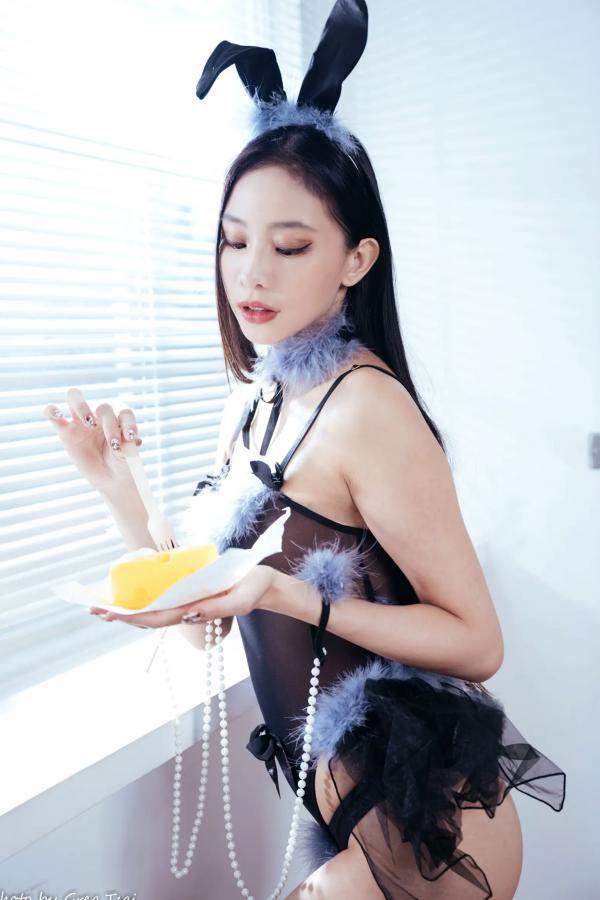 紫琪   Jessie - 黑丝兔女郎私房制服诱惑，纯净卧室内的性感角色扮演大片第76张图片