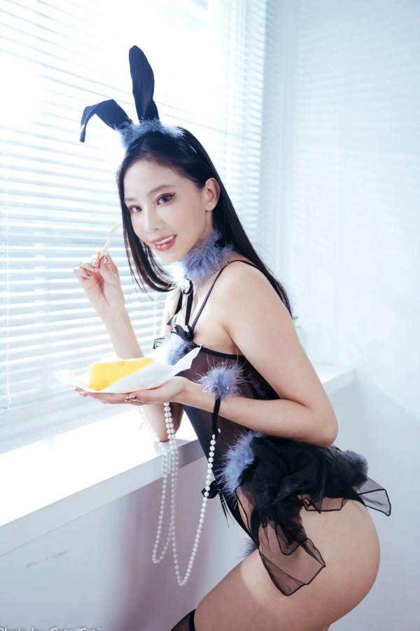 紫琪   Jessie - 黑丝兔女郎私房制服诱惑，纯净卧室内的性感角色扮演大片第77张图片