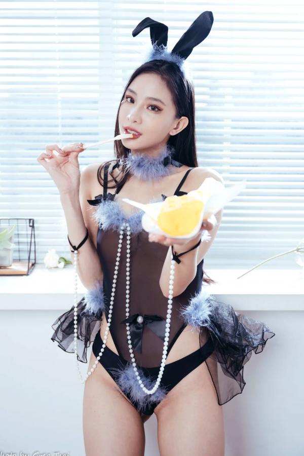 紫琪   Jessie - 黑丝兔女郎私房制服诱惑，纯净卧室内的性感角色扮演大片第80张图片