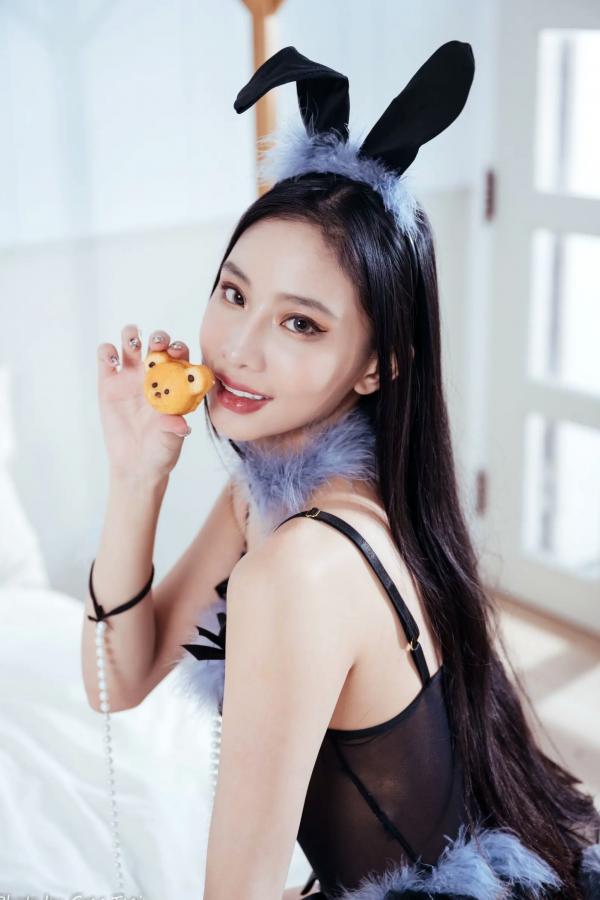 紫琪   Jessie - 黑丝兔女郎私房制服诱惑，纯净卧室内的性感角色扮演大片第94张图片