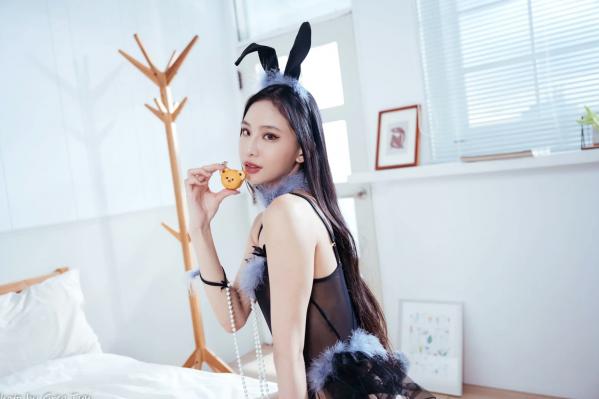紫琪   Jessie - 黑丝兔女郎私房制服诱惑，纯净卧室内的性感角色扮演大片第99张图片