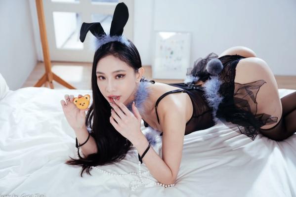 紫琪   Jessie - 黑丝兔女郎私房制服诱惑，纯净卧室内的性感角色扮演大片第103张图片