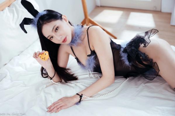 紫琪   Jessie - 黑丝兔女郎私房制服诱惑，纯净卧室内的性感角色扮演大片第110张图片
